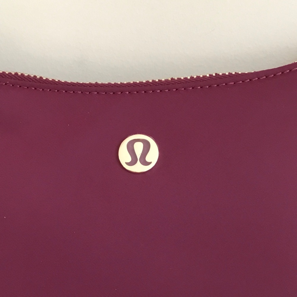 NEW Lululemon Adjustable Mini Shoulder Bag Wine Berry/Gold 3L - Picture 2 of 15